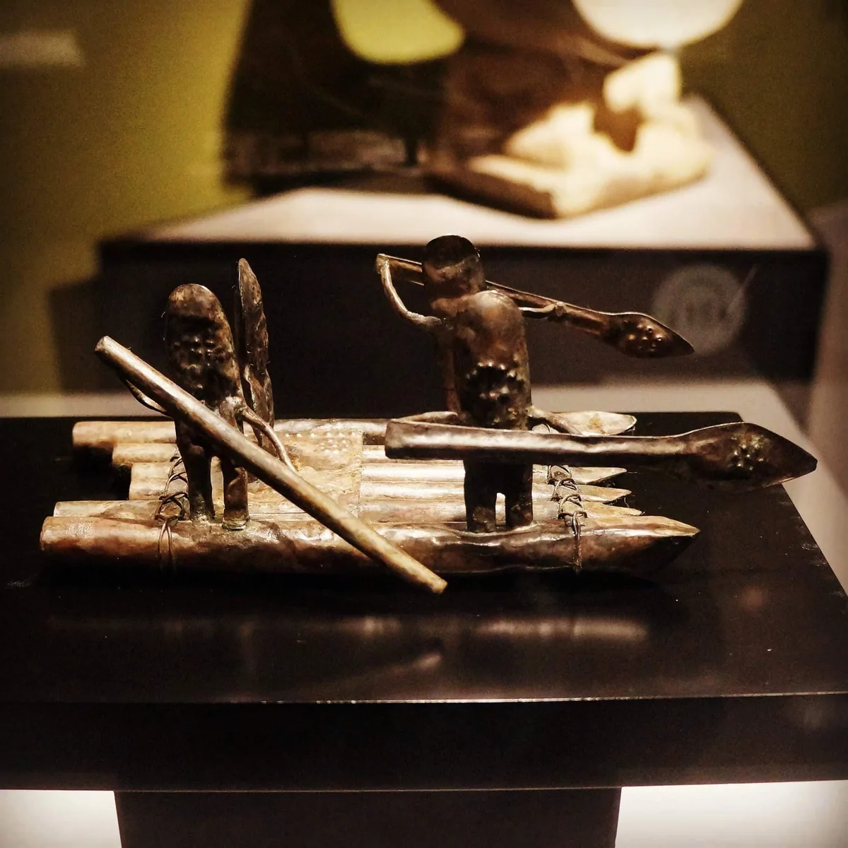 Modelo de embarcación precolombina en exhibición