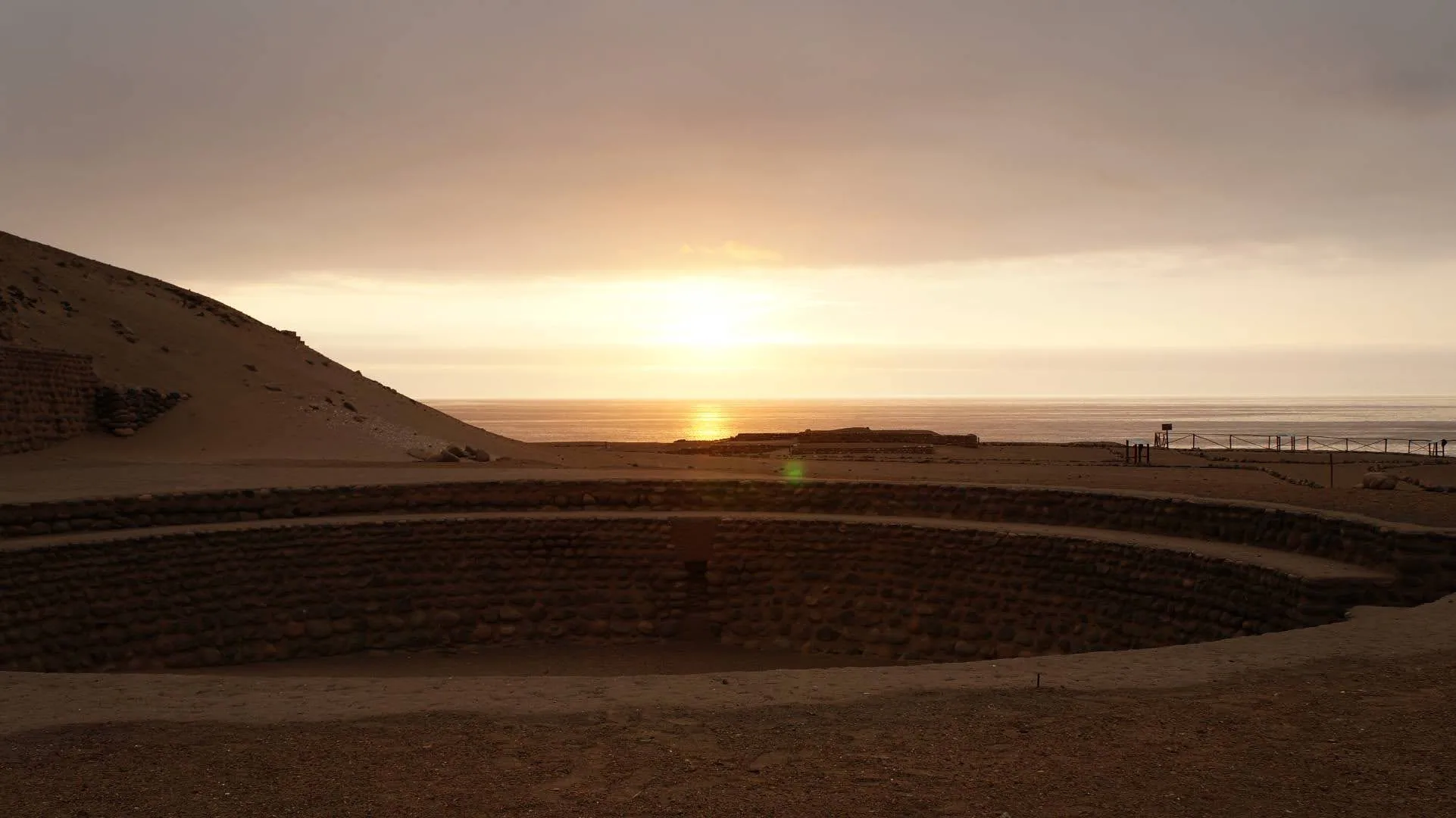 Plaza circular hundida de un sitio arqueológico al atardecer