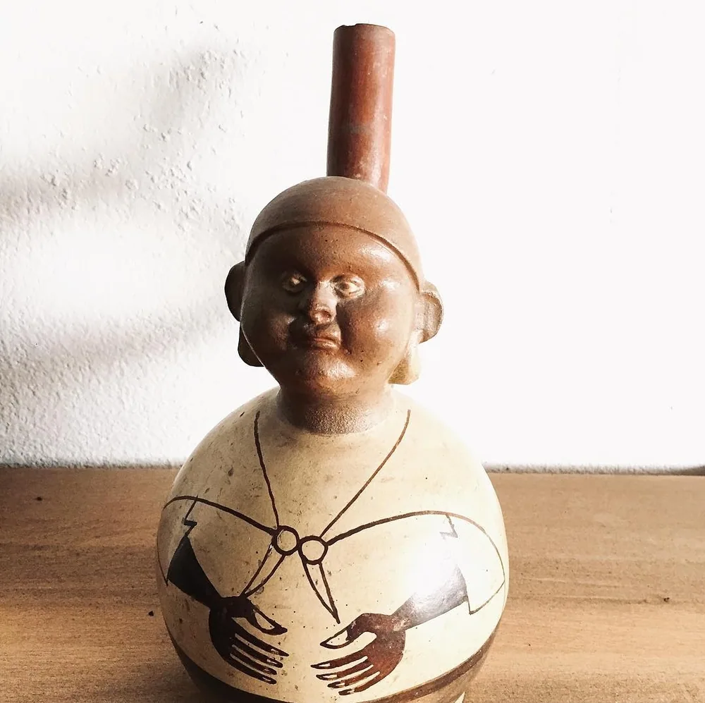 Vasija cerámica precolombina con figura humana