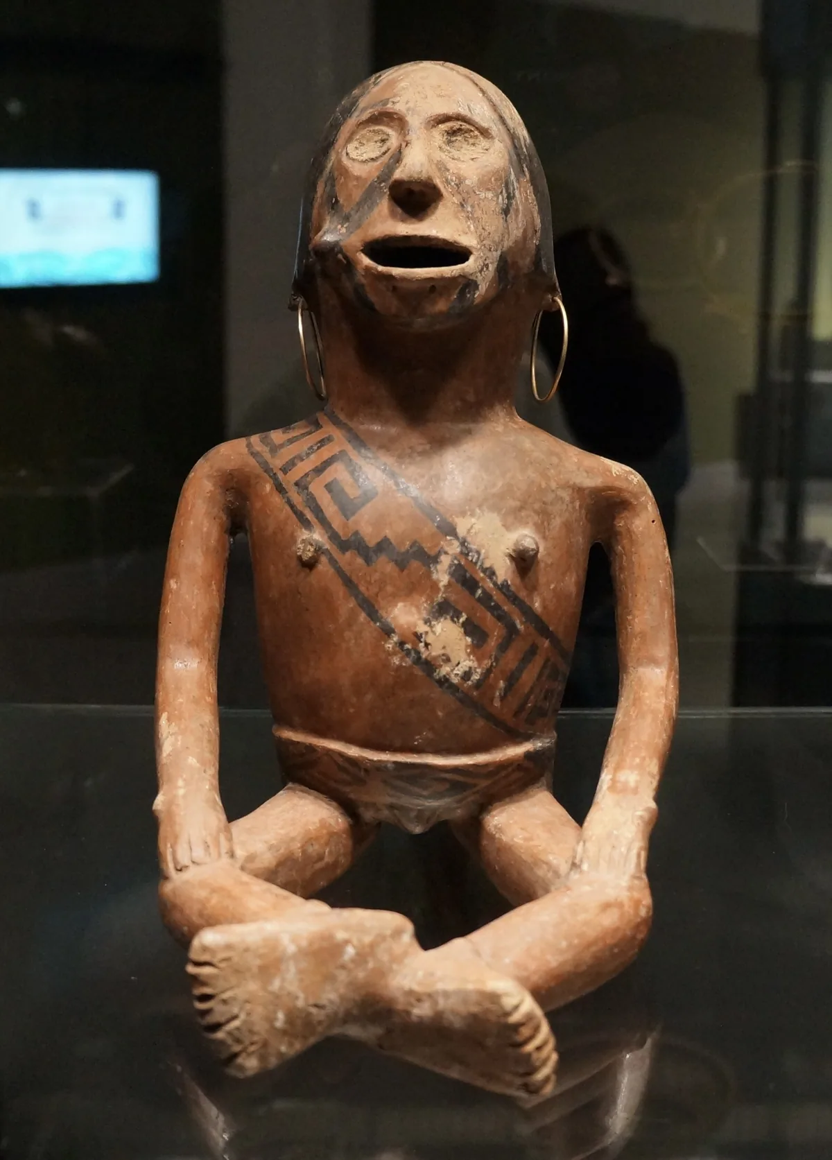Figura cerámica precolombina en posición sedente